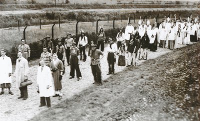 876684 Groepsportret van spelers uit het gemeenschapsspel 'Omnis Terra', geschreven door priester-dichter Jacques ...